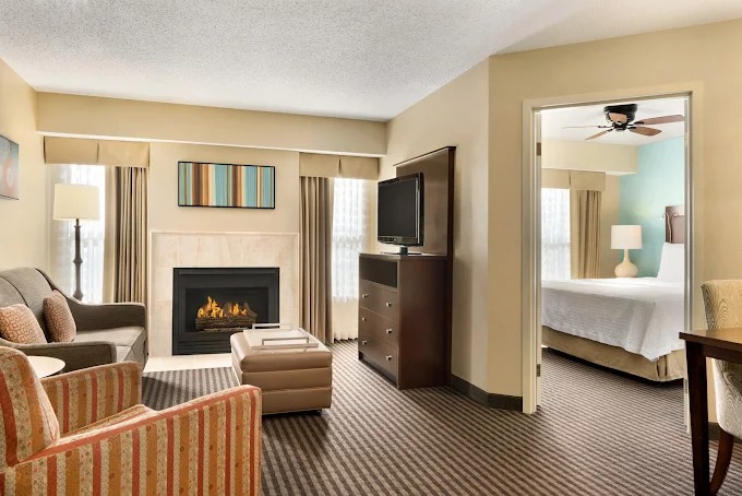 Suite with living room and fireplace for a relaxing stay